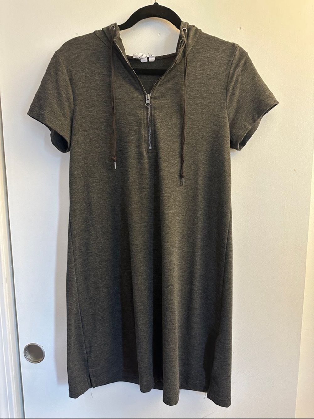 Cable & Gauge Short-Sleeve Hooded Zip Dress - Charcoal Gray
